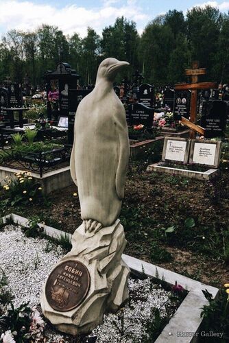 Необычный могильный памятник (139)