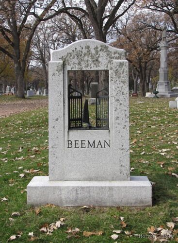 Необычный могильный памятник (210)