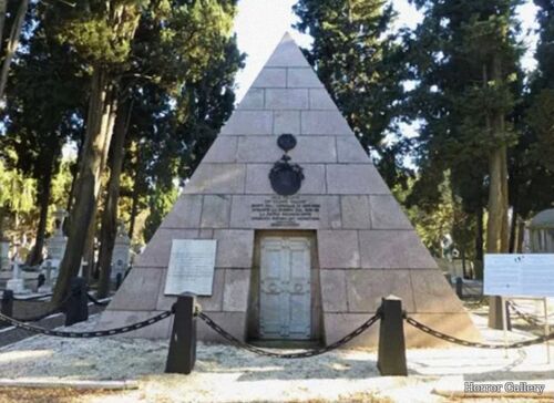 Необычный могильный памятник (163)