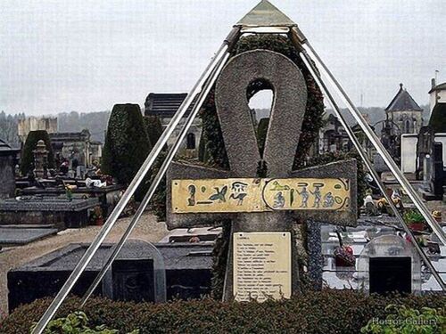 Необычный могильный памятник (133)