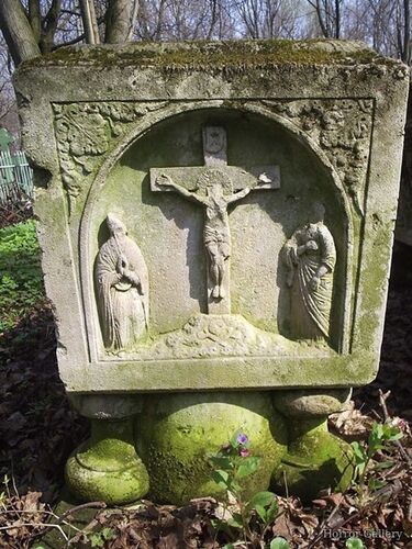 Необычный могильный памятник (176)