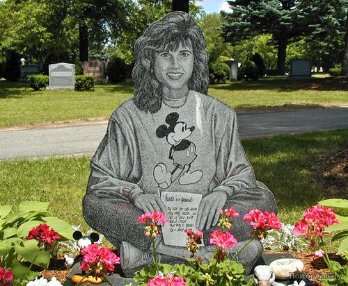 Необычный могильный памятник (136)