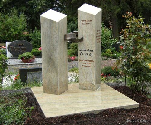 Необычный могильный памятник (138)