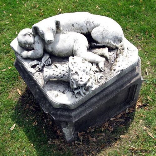 Необычный могильный памятник (155)