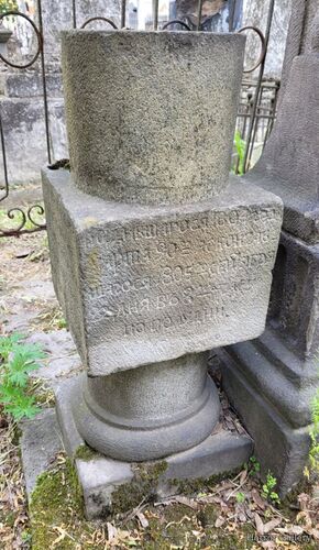 Необычный могильный памятник (221)