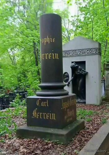 Необычный могильный памятник (144)