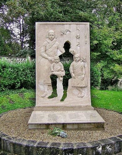 Необычный могильный памятник (189)