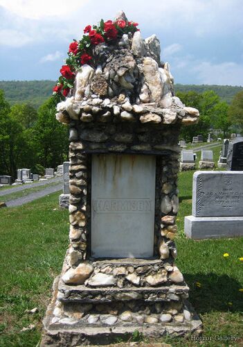 Необычный могильный памятник (199)