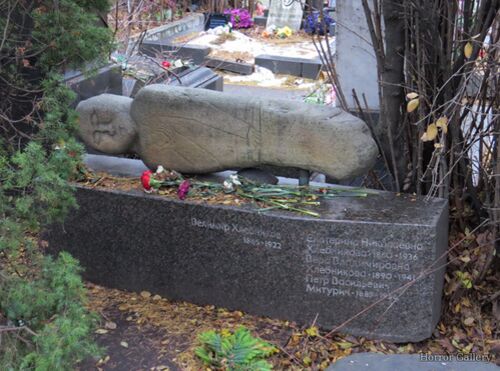 Необычный могильный памятник (213)