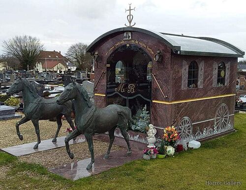 Необычный могильный памятник (165)