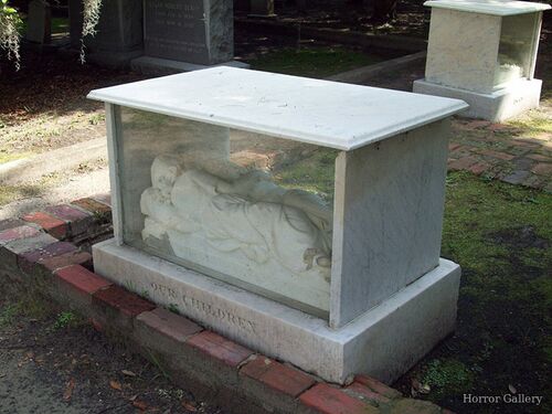 Необычный могильный памятник (214)