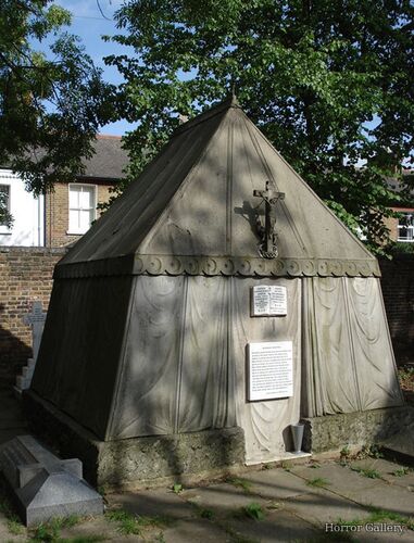 Необычный могильный памятник (158)