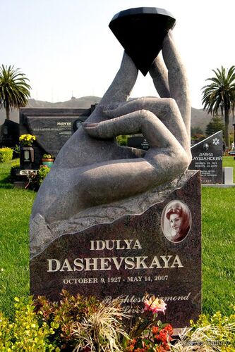 Необычный могильный памятник (164)