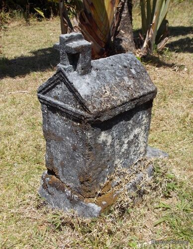 Необычный могильный памятник (229)