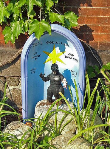 Необычный могильный памятник (147)