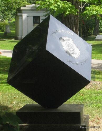 Необычный могильный памятник (191)