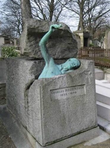 Необычный могильный памятник (167)