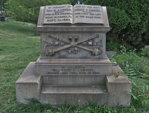 Необычный могильный памятник (226)