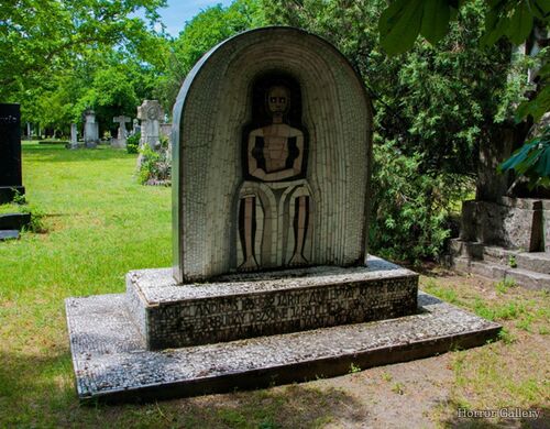 Необычный могильный памятник (135)