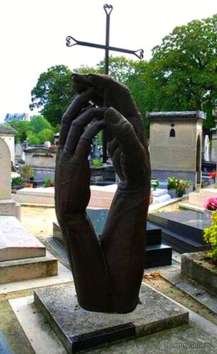 Необычный могильный памятник (196)