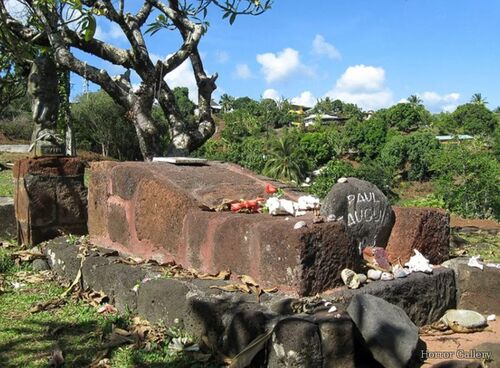 Необычный могильный памятник (126)