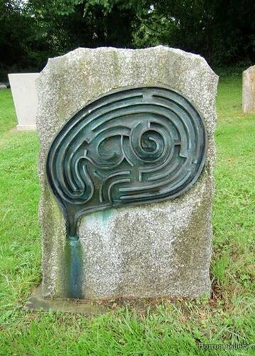 Необычный могильный памятник (149)