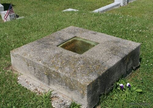 Необычный могильный памятник (234)