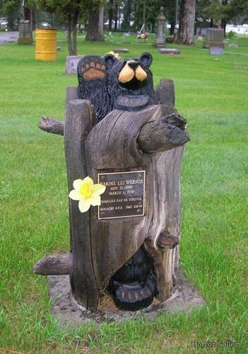 Необычный могильный памятник (207)