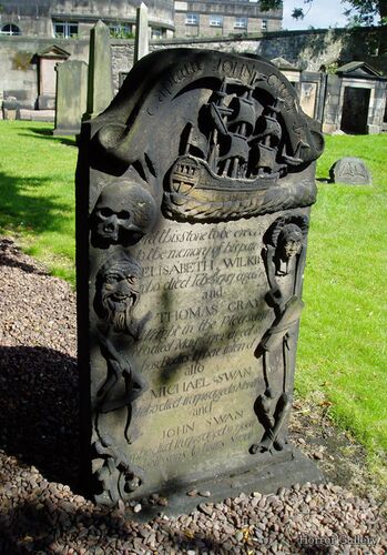 Необычный могильный памятник (146)