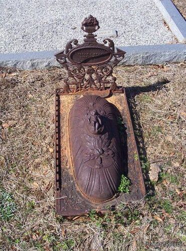 Необычный могильный памятник (162)