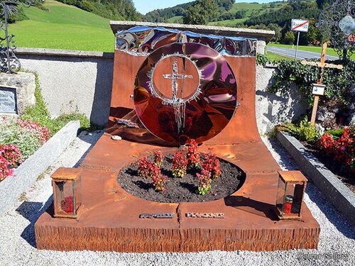 Необычный могильный памятник (168)