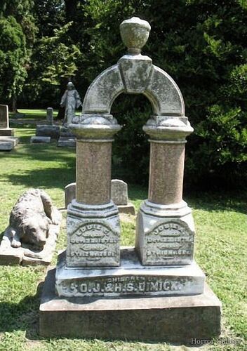 Необычный могильный памятник (198)