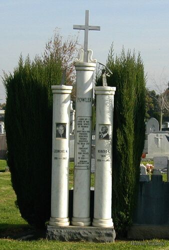 Необычный могильный памятник (151)