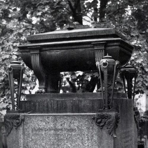 Необычный могильный памятник (240)