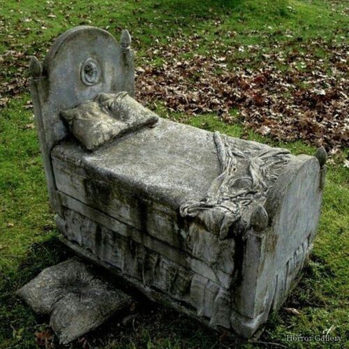 Необычный могильный памятник (261)