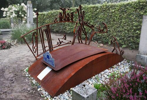 Необычный могильный памятник (124)