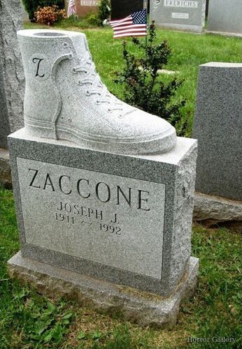 Необычный могильный памятник (173)