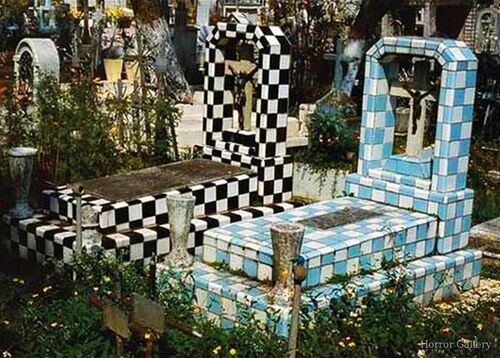 Необычный могильный памятник (166)