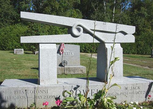 Необычный могильный памятник (252)