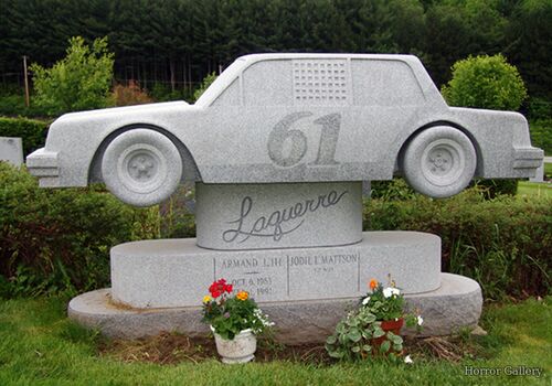 Необычный могильный памятник (255)