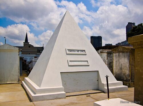 Необычный могильный памятник (190)