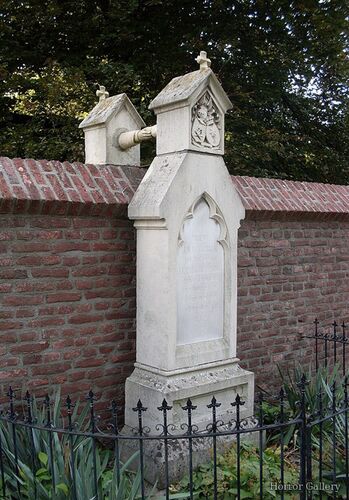 Необычный могильный памятник (153)