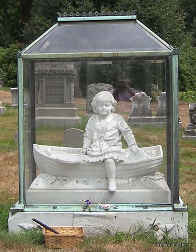 Необычный могильный памятник (179)