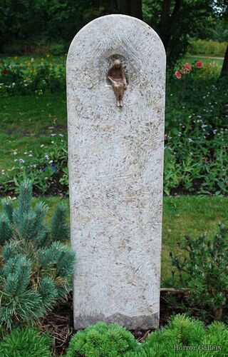 Необычный могильный памятник (178)