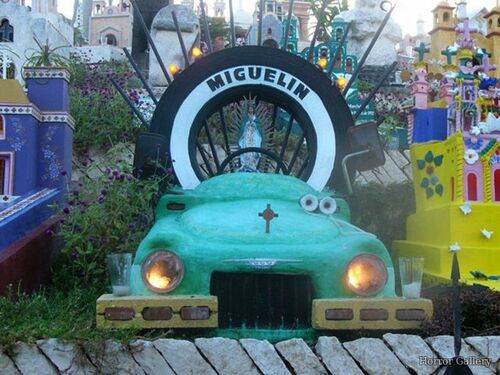 Необычный могильный памятник (243)