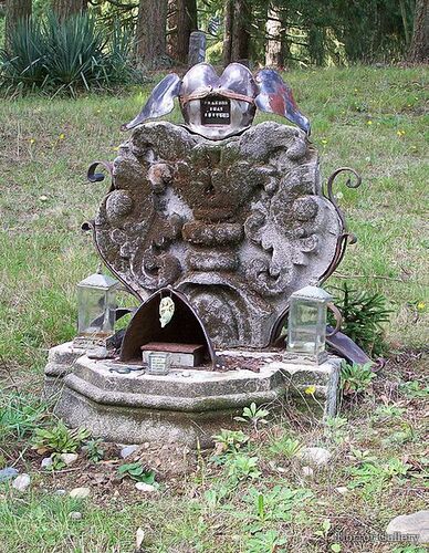 Необычный могильный памятник (231)