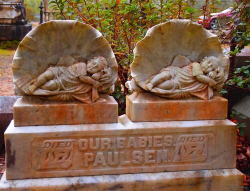 Необычный могильный памятник (258)