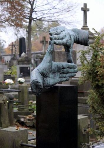 Необычный могильный памятник (157)