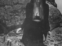 Молодая ведьма на ритуале