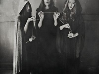 Три молодые ведьмы с нитью